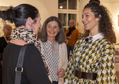 Künstlerinnen im Gespräch bei der Ausstellung "Seelenlandschaften"