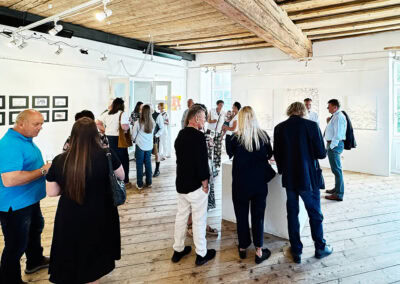 Kultur- und Museumsverein Eibiswald: Besucher bei Kunstausstellung im historischen Raum.