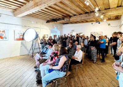 Kultur- und Museumsverein Eibiswald: Kunst- und Kulturveranstaltung mit Publikum in Ausstellungsraum.