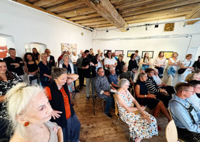 Kultur- und Museumsverein Eibiswald: Publikum bei Ausstellungseröffnung in historischem Raum.