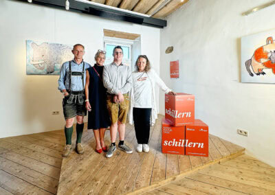 Gruppe von vier Personen bei einer Kunstausstellung im Museum Eibiswald.