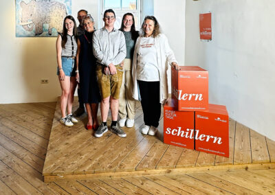 Gruppenfoto bei Museumsveranstaltung mit jungen und älteren Mitgliedern.