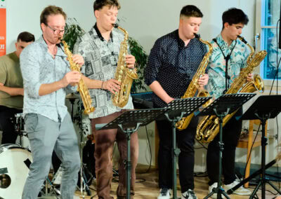 Kultur- und Museumsverein Eibiswald: Jazzband spielt live Musik bei Kulturveranstaltung.
