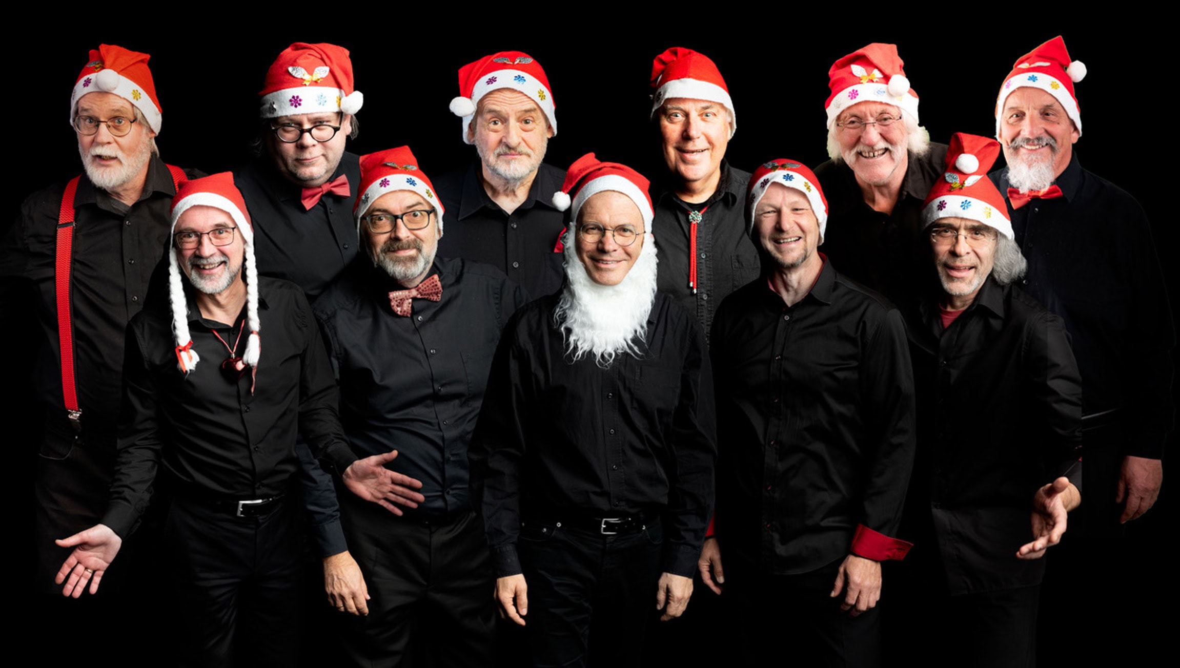 Fröhliche Männer in Weihnachtsmützen, die die Liederlichen bei Kultur- und Museumsverein Eibiswald p.