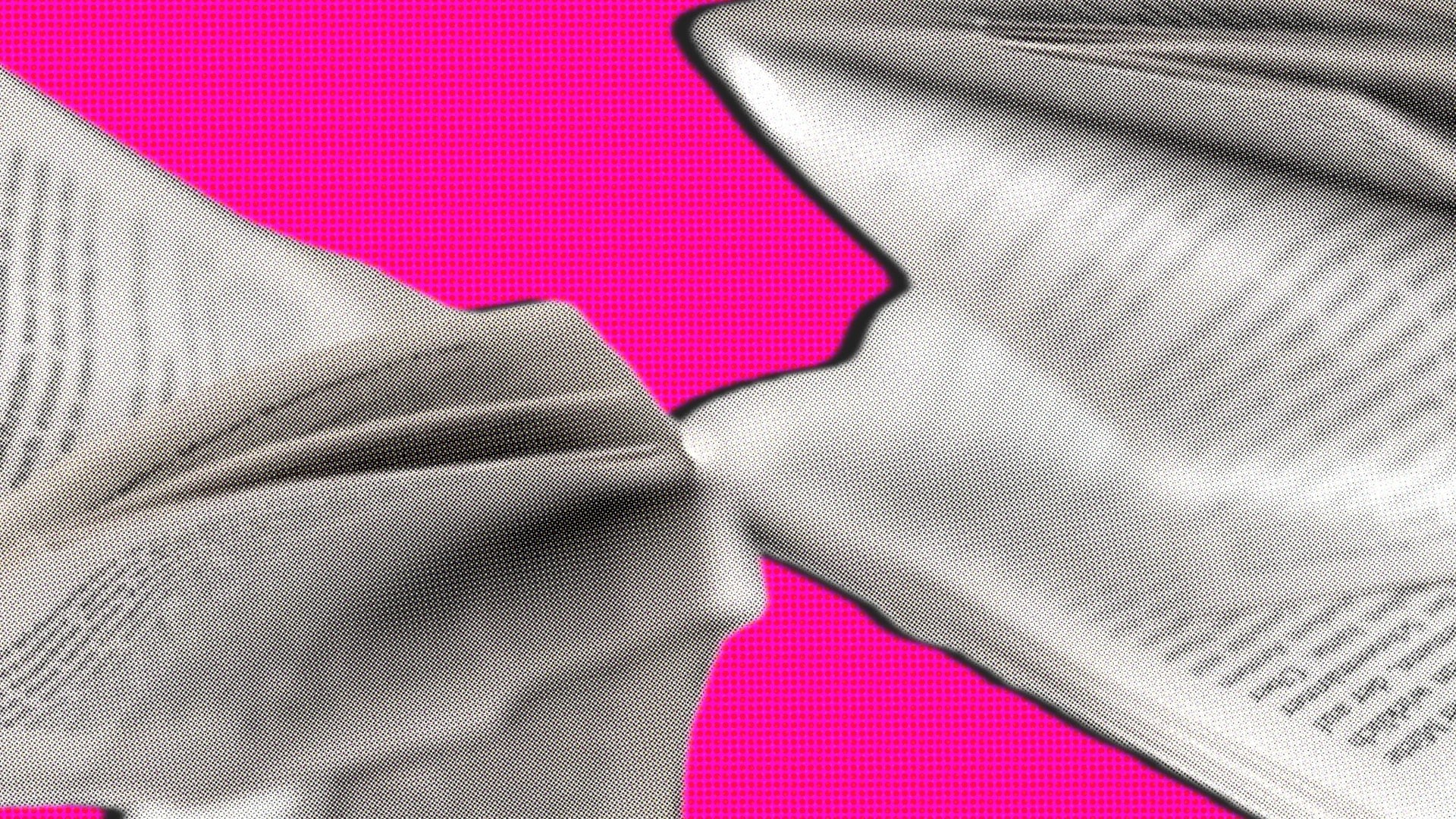 Buchseiten in der Nähe eines pinkfarbenen Hintergrunds, Fokus auf die Textseiten.